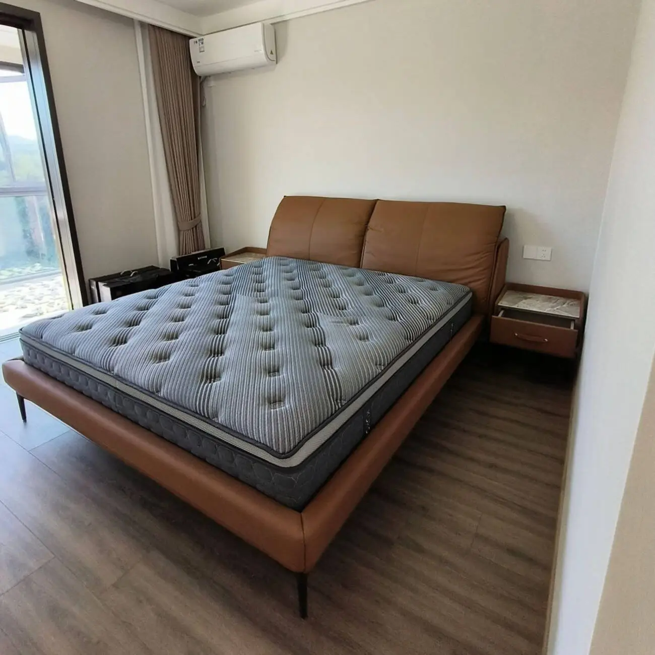 主图-01 Globe Furnishings - Luxury-inspired Double Bedroom: Victorian Leather Bed
