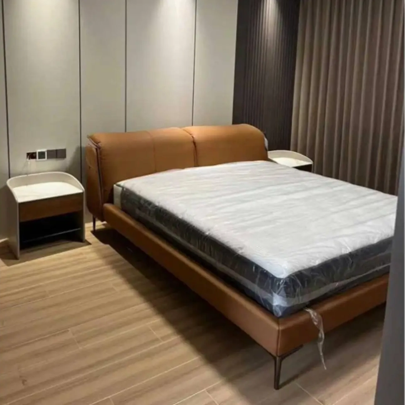 主图-021 Globe Furnishings - Luxury-inspired Double Bedroom: Victorian Leather Bed