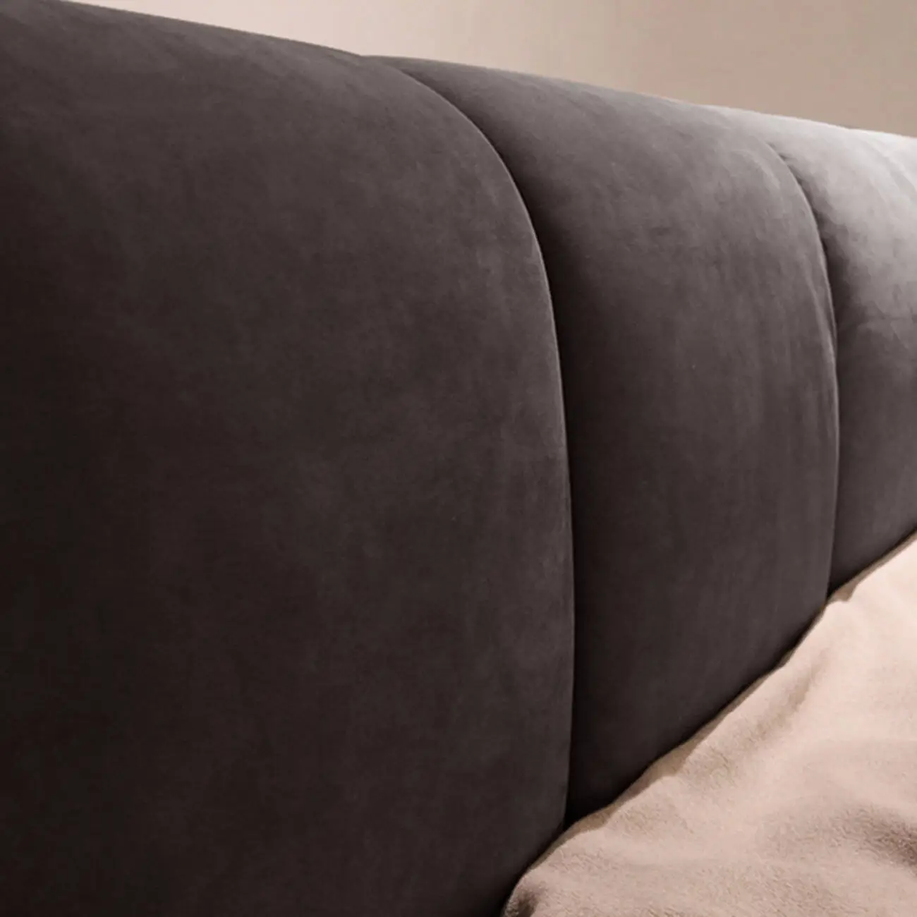 主图-03 Globe Furnishings - Italian Minimalist Satin-Finish Fabric Dune Bed