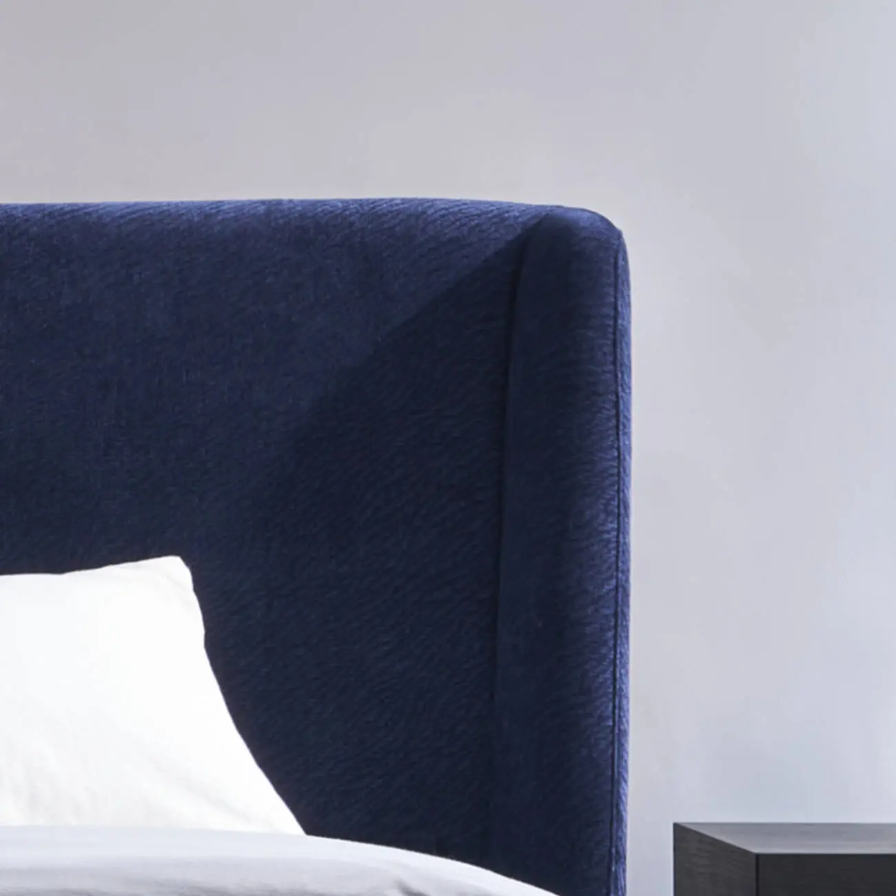 主图-04 Globe Furnishings - Chenille Blend Italian-Style High-Back Upholstered Bed