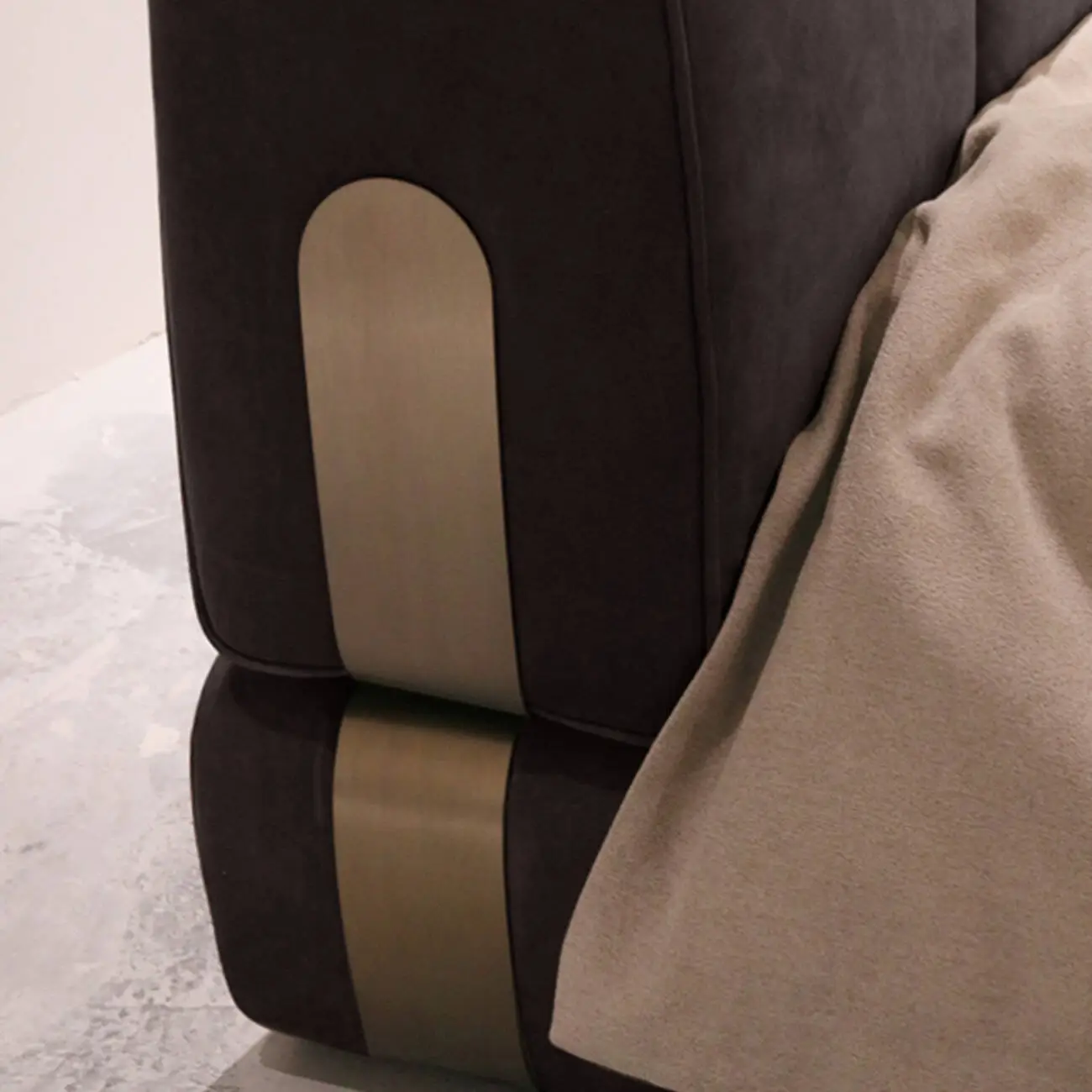 主图-04 Globe Furnishings - Italian Minimalist Satin-Finish Fabric Dune Bed