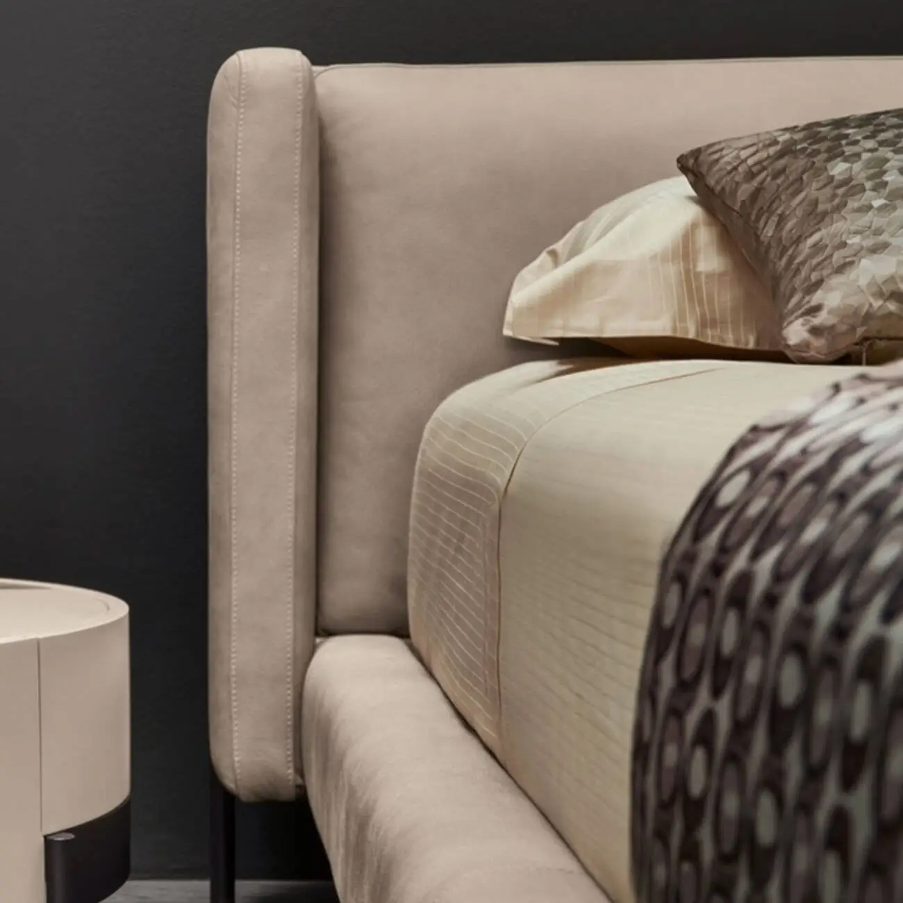 主图-05 Globe Furnishings - Cantori Italian Luxury Leather Bed