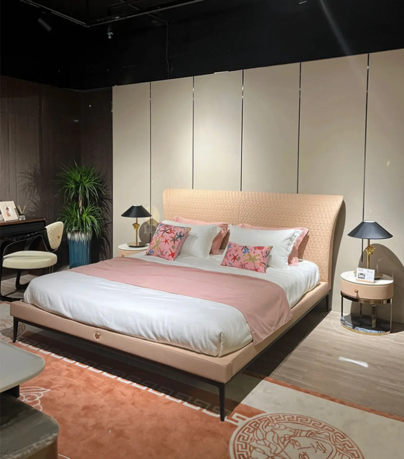 详情-03 Globe Furnishings - Versace Genuine Leather Princess Bed